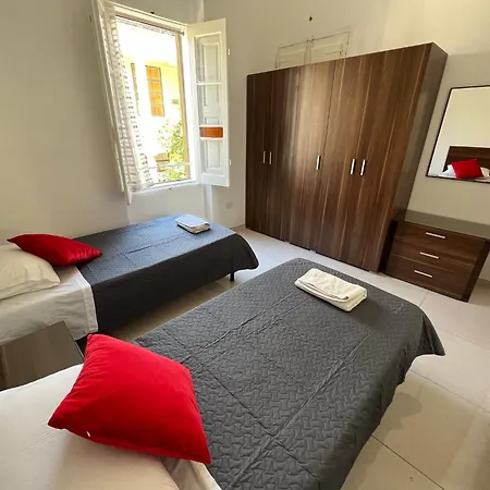 Homestay R1 Double With Private Bathroom Sliema